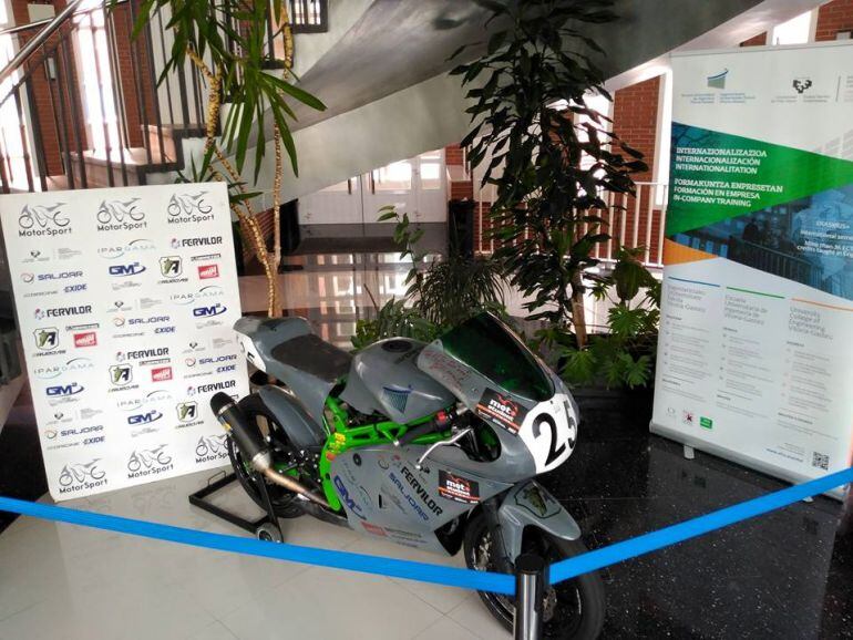 La moto en exposición en la Escuela Universitaria de Ingeniería