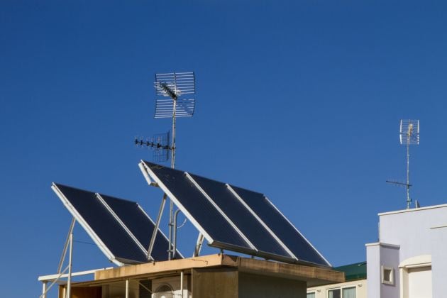 Instalación de placas solares en la azotea de un edificio