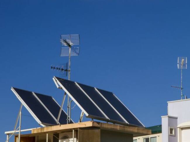 Instalación de placas solares en la azotea de un edificio
