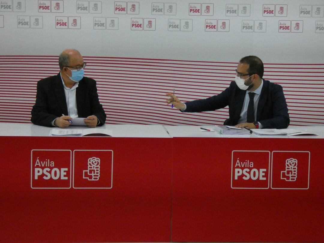 Jesús Caro, secretario provincial del PSOE y Ángel Hernández, coordinador del área de Transporte del Grupo Socialista en las Cortes de Castilla y León