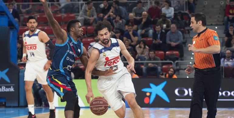 Sergio Llull bota el balón ante David Walker