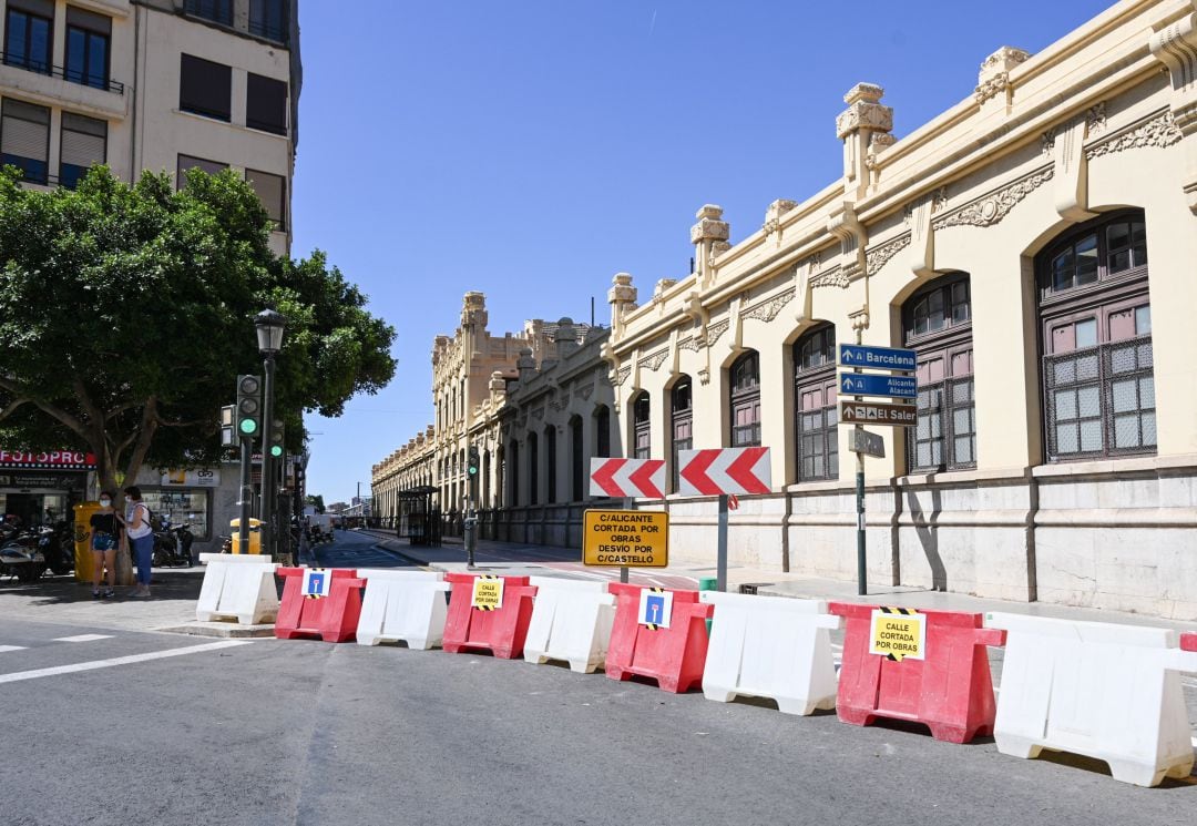 Las obras de la futura línea 10 de Metrovalència han obligado al desvío de algunas calles. 