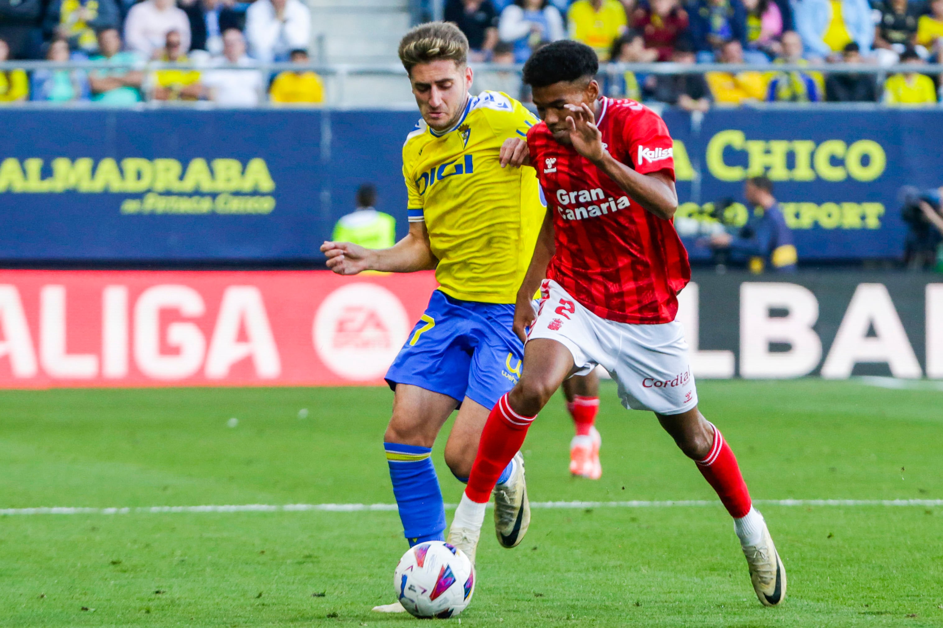 CÁDIZ, 19/05/2024.- El defensa de la UD Las Palmas, Marvin (d), con el balón ante el jugador del Cádiz, Rubén Sobrino, durante el encuentro correspondiente a la jornada 37 de Primera División que disputan hoy Domingo en el estadio Nuevo Mirandilla. EFE/Román Ríos.
