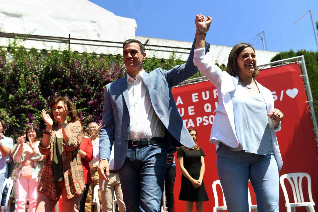 Pedro Sánchez levanta la mano con Isabel Ambrosio, tras el acto en la Casa de las Campanas.