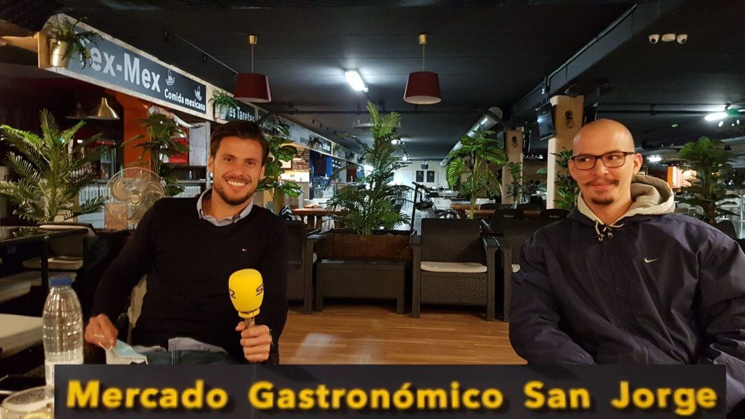 Pablo Carbonell en el Mercado Gastronómico San Jorge junto al gerente de Tex Mex