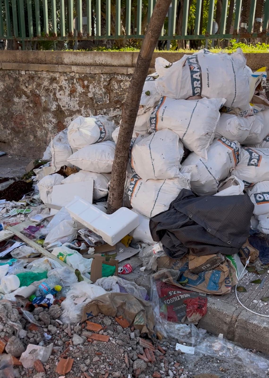 Basura acumulada en el Barrio de la Paz en Murcia