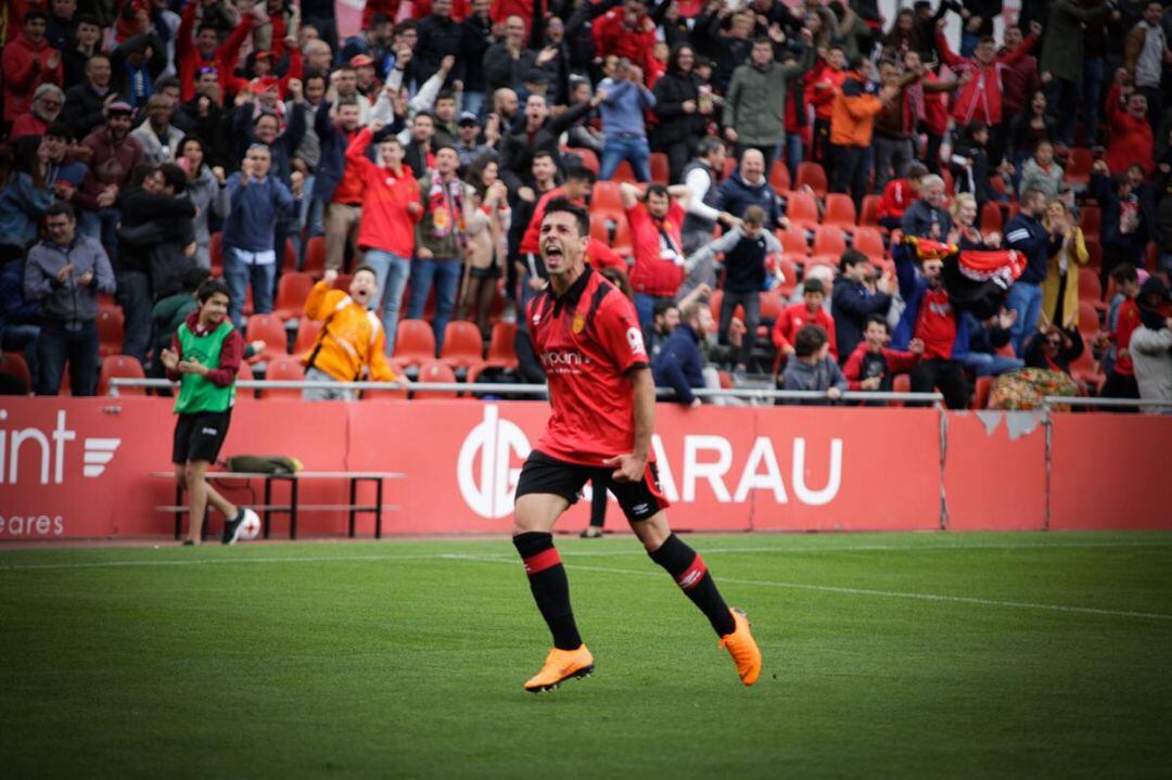 Bustos celebra un gol con el Mallorca