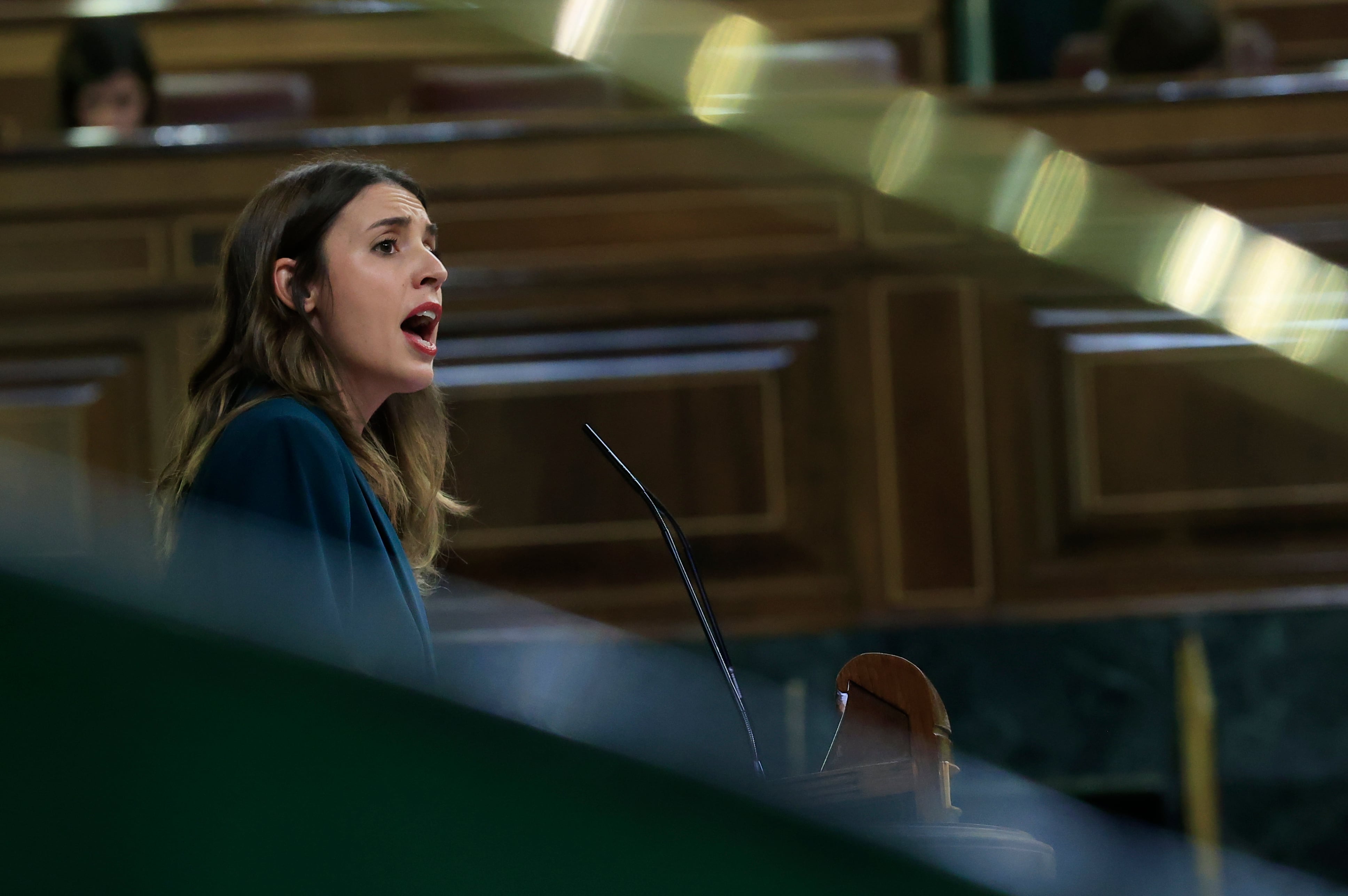 La ministra de Igualdad, Irene Montero, interviene durante el pleno del Congreso.