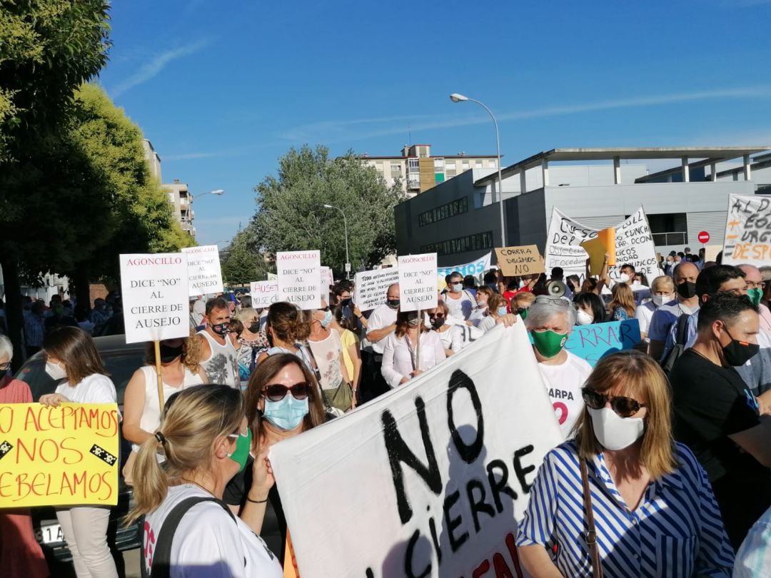 Masiva manifestación en Logroño contra los recortes sanitarios de urgencias.