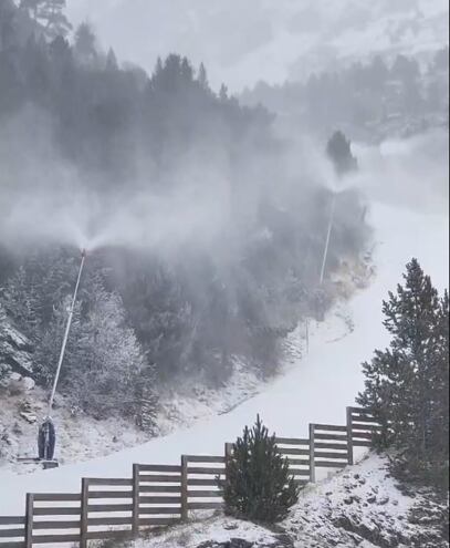 Els canons de neu treballant a ple rendiment a Ordino Arcalís aquest divendres.