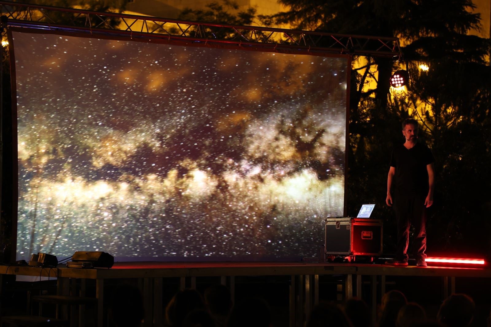 Espectáculo audiovisual para todos los públicos “Lo que (no) se ve" , a cargo de Fernando De Retes