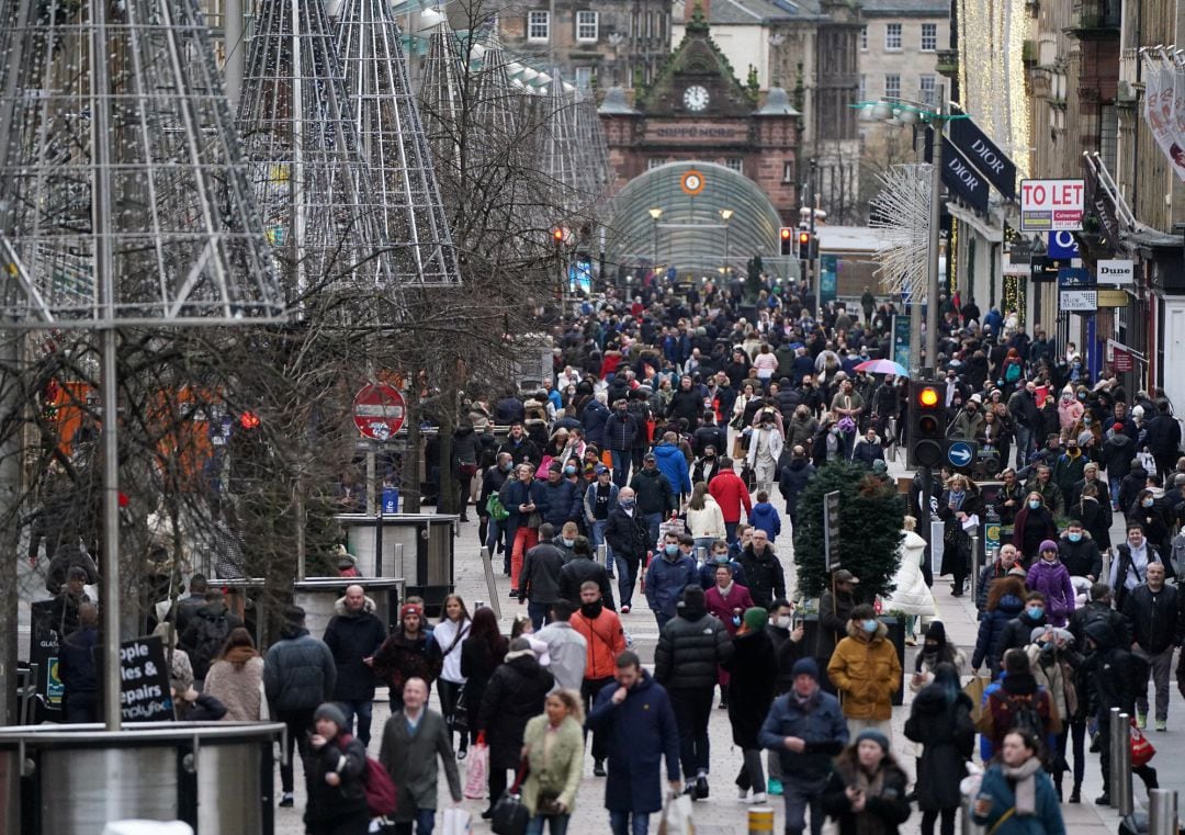 Cientos de personas hacen sus compras navideñas en una calle comercial de Glasgow