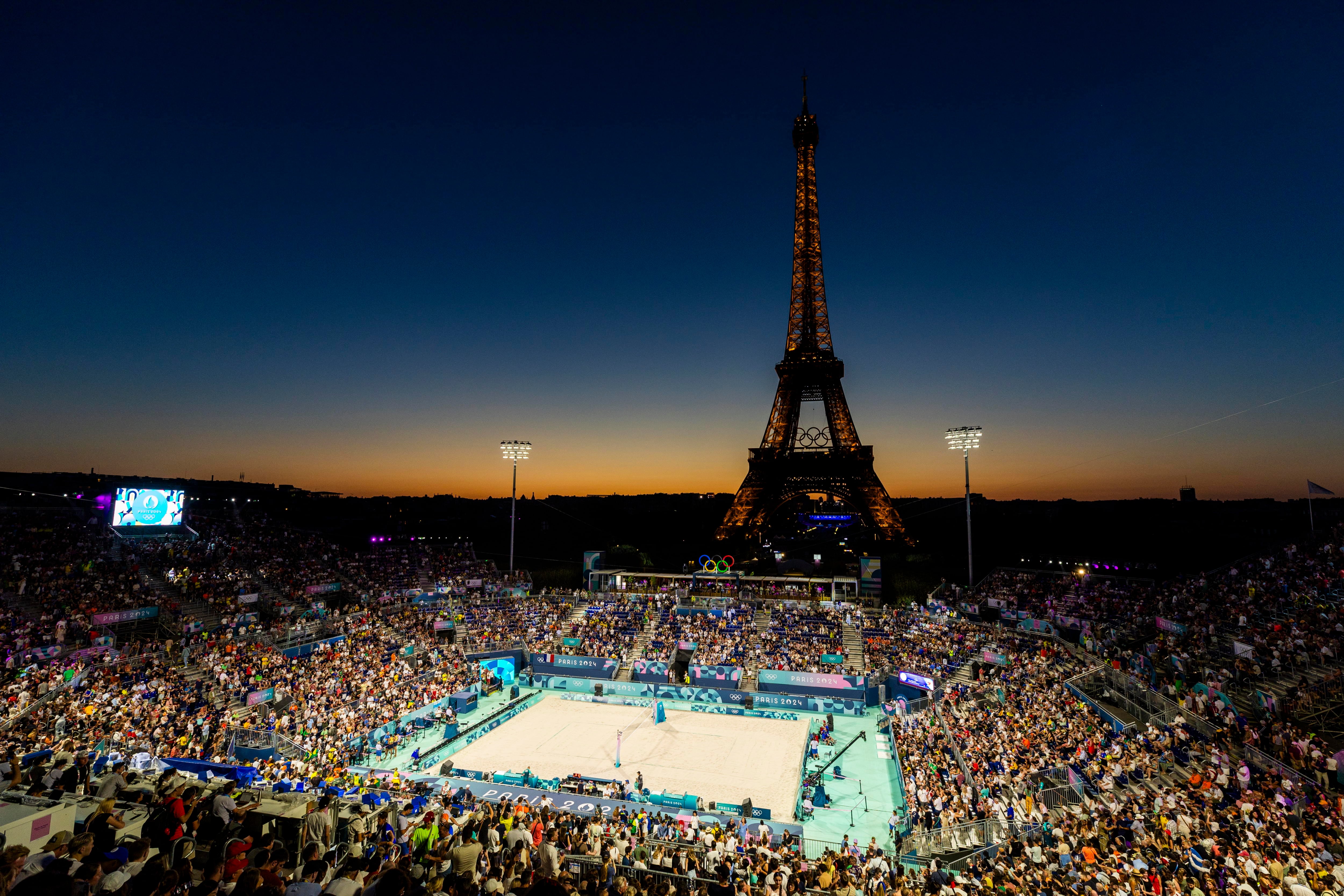 -FOTODELDÍA-  EA1410. PARIS (FRANCIA), 05/08/2024.- Fotografía del atardecer antes de los partidos por los octavos de final del voleibol masculino entre Brasil-Japón y Qatar-Chile en las competiciones de voleibol de playa de los Juegos Olímpicos de París 2024, en la Torre Eiffel en París, (Francia). EFE/EPA/RITCHIE B. TONGO
