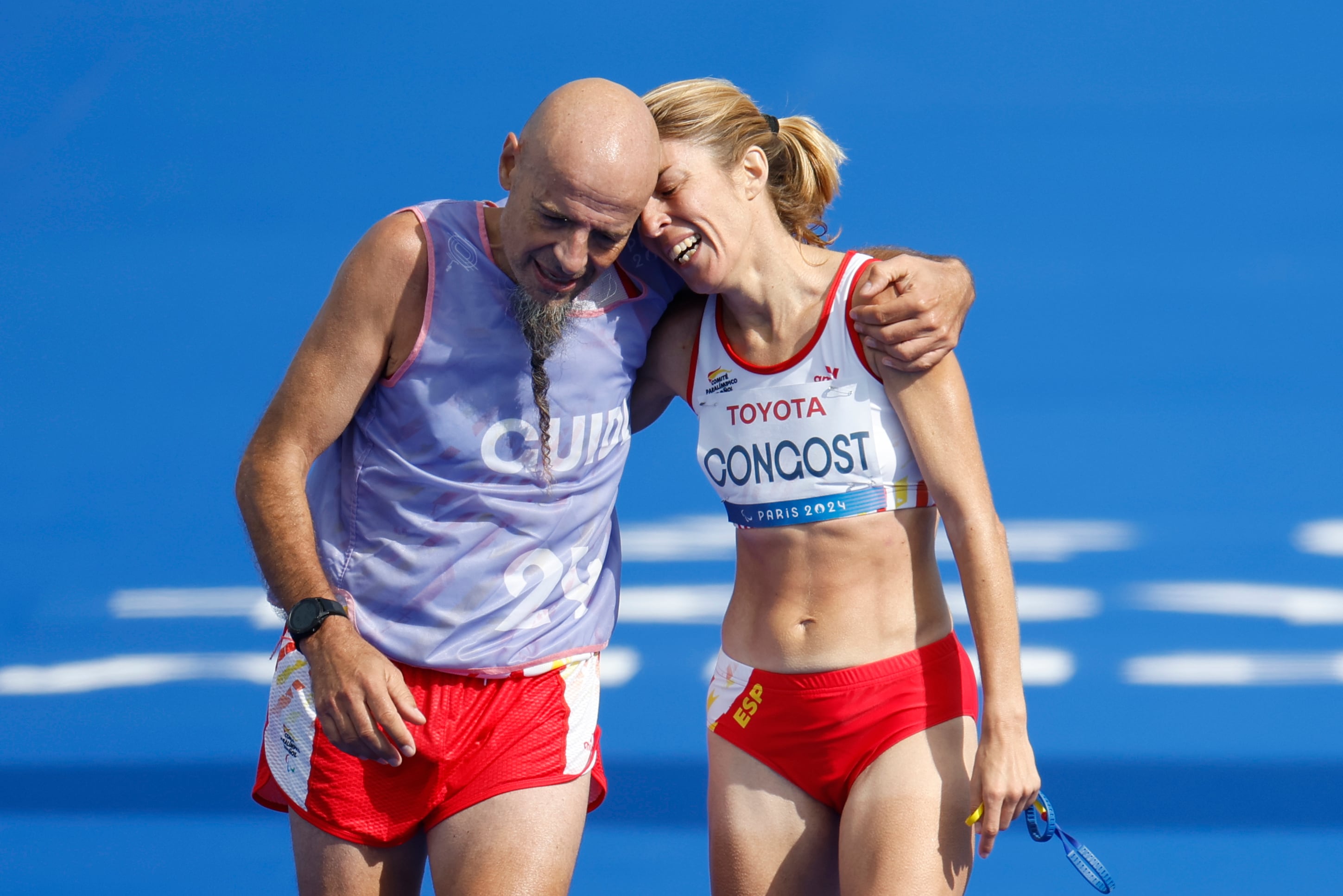 Elena Congost cruza la meta de la maratón paralímpica de París 2024 junto a su guía, Mia Carol