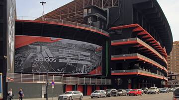 La Policía Local multa a los coches mal aparcados en el entorno del estadio de Mestalla los días de partido
