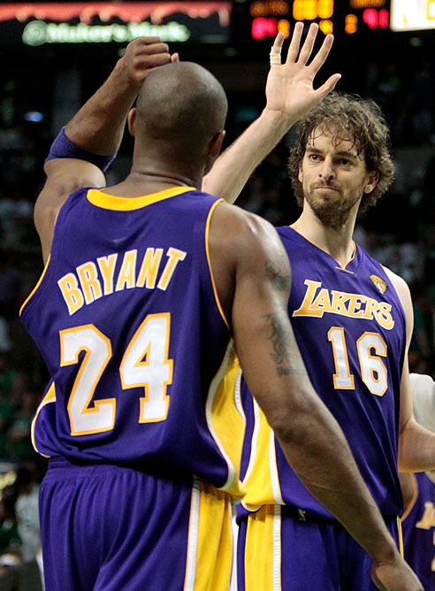 Bryant choca los cinco con Gasol