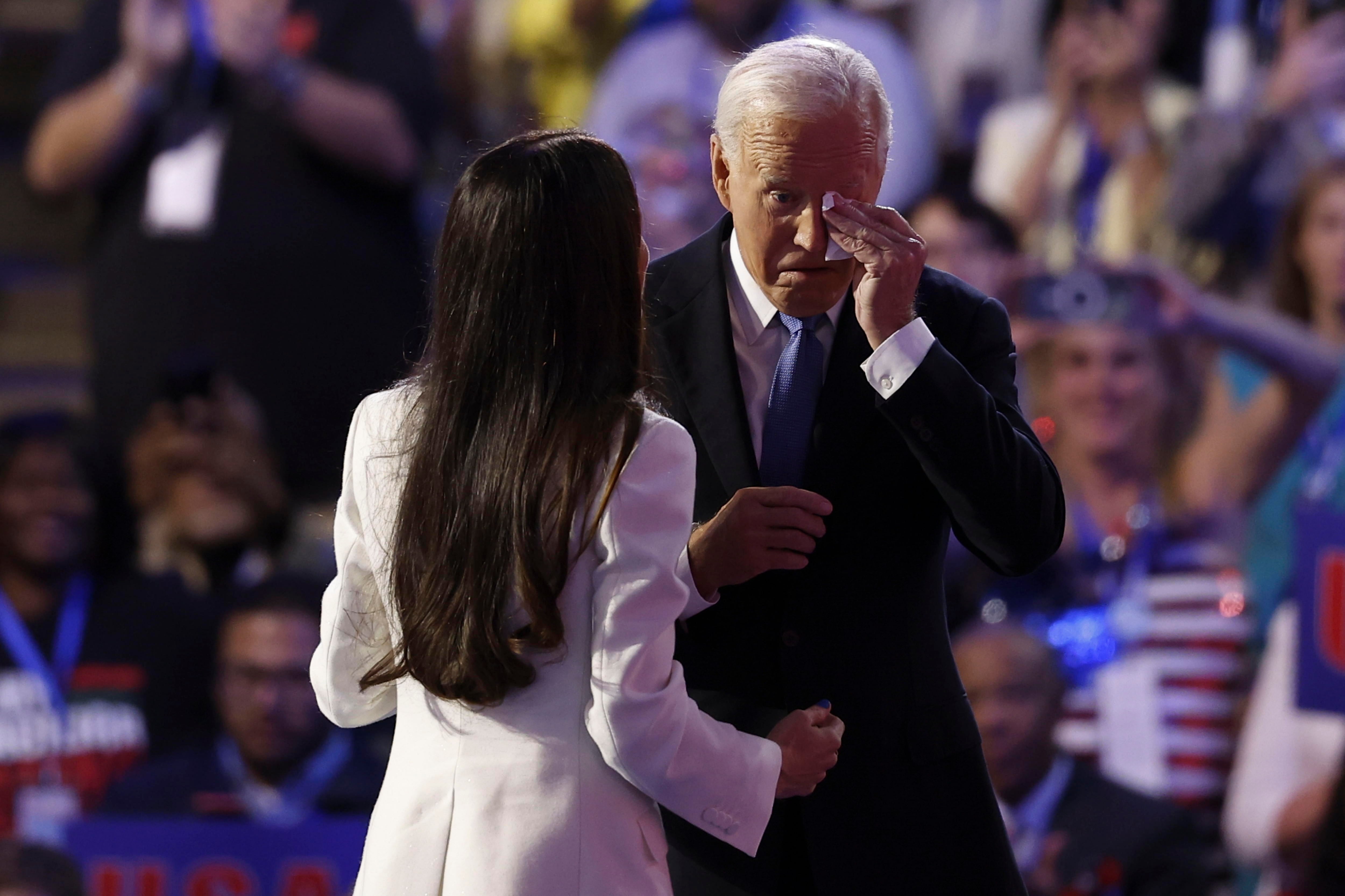 Ashley Biden con su padre, Joe Biden, emocionado en la apertura de la Convención Demócrata de Chicago, Illinois.