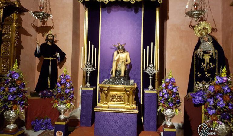 Los titulares de penitencia de la Hermandad de la Sagrada Cena en la capilla que ocupan en la parroquia de San Román