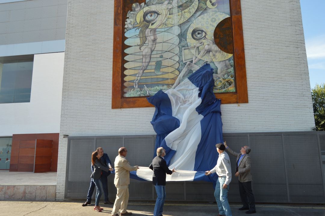 Inauguración de un panel de cerámica (Imagen de archivo)