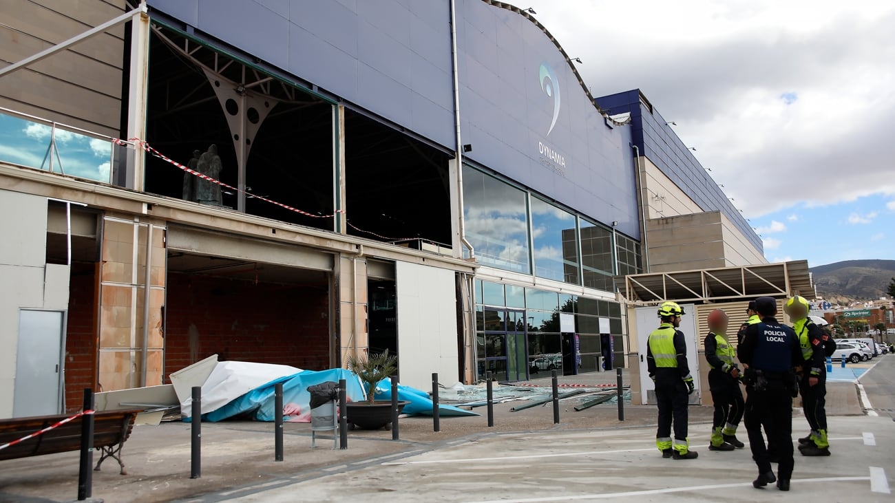 Una gran cristalera se ha desplomado en el centro comercial; no se han registrado heridos
