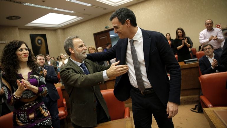 Salvador de la Encina abraza a Pedro Sánchez en la primera reunión del Grupo Socialista, en el Congreso de los Diputados, tras el encargo del Rey para formar gobierno.