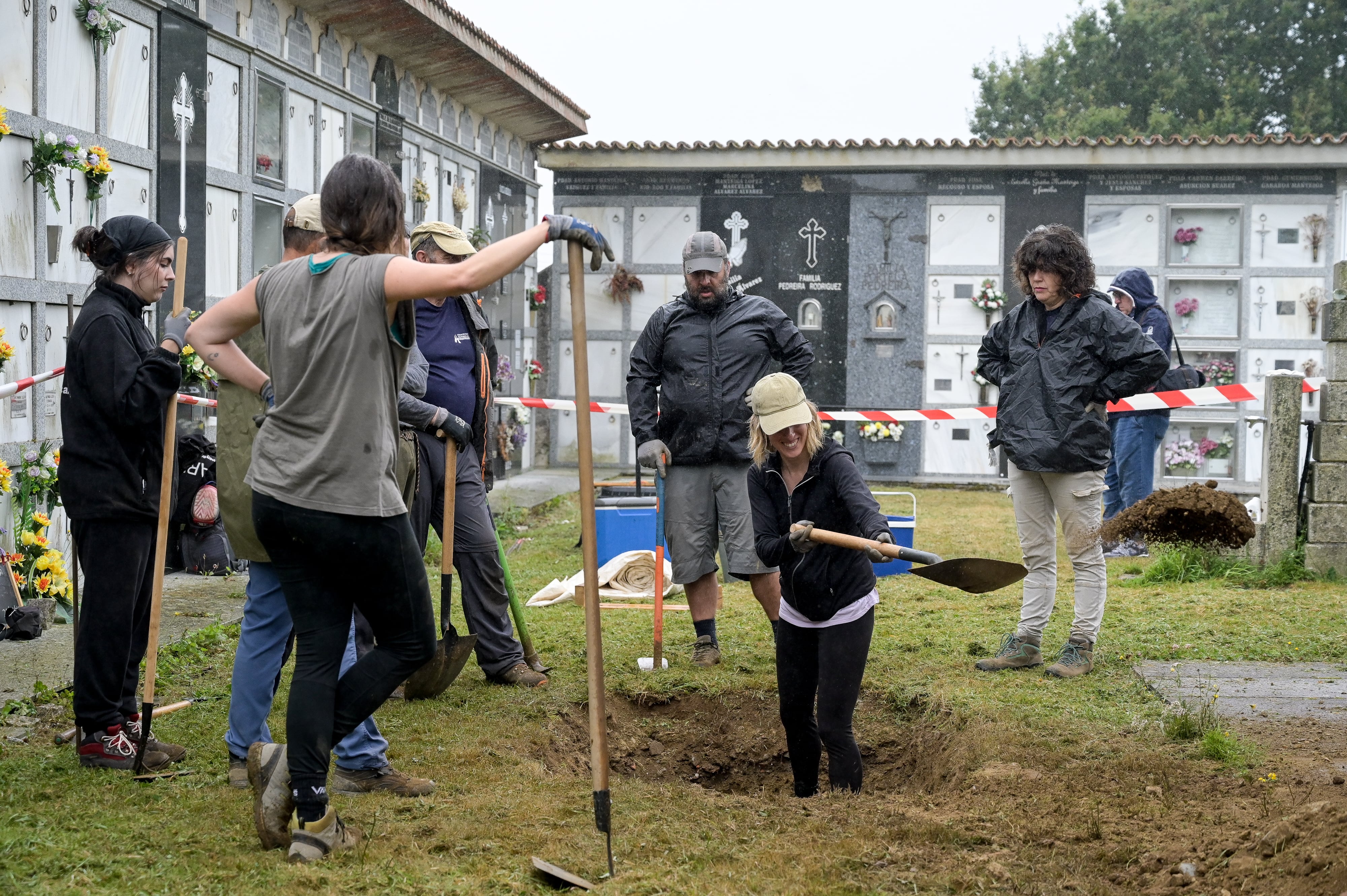 MESÍA (A CORUÑA), 20/08/2024.- El equipo de la Asociación para la Recuperación de la Memoria Histórica (ARMH), la primera que llevó a cabo una exhumación científica de un fosa de víctimas de la represión franquista, en el año 2000, comienza  en el Cementerio Parroquial de San Martiño de Visantoña (Mesía) la búsqueda de una fosa común en la que se esperan encontrar los cuerpos de dos guerrilleros antifranquistas (José Galán Núñez Y Manuel Ramiro Souto), asesinados por la Guardia Civil en 1952. EFE / Moncho Fuentes
