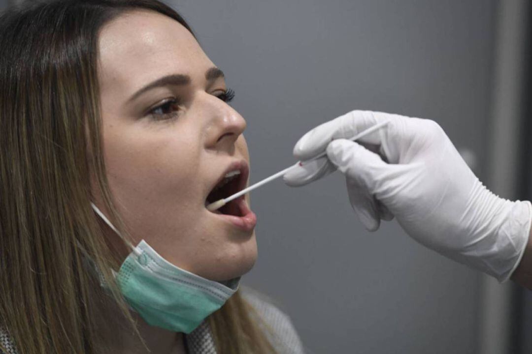 Una joven pasando por una prueba del coronavirus en nuestro país. 