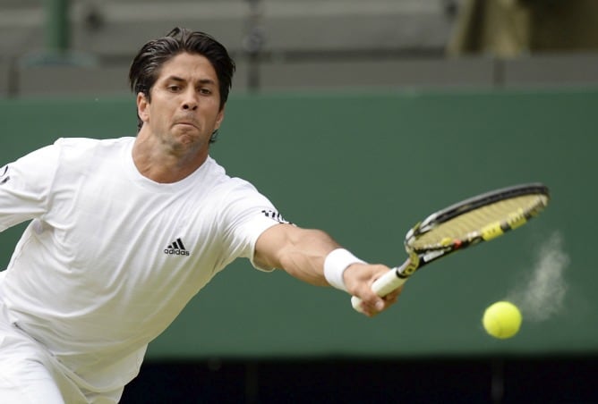 El tenista español Fernando Verdasco devuelve la bola durante el partido de cuartos de final del torneo de Wimbledon que disputó contra el británico Andy Murray en el club de tenis All England Lawn de Londres, Reino Unido, este miércoles.