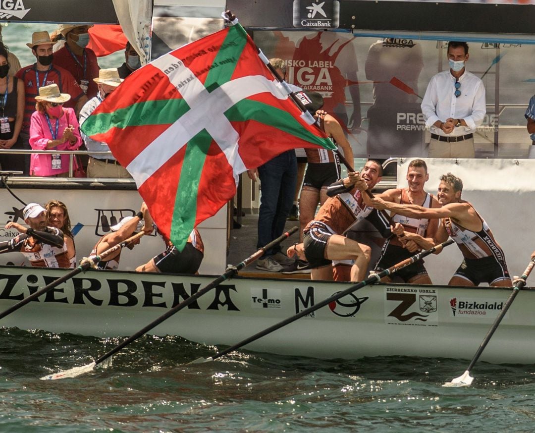  La tripulación de la trainera vizcaína de Zierbena Bahías de Bizkaia ondea la bandera para celebrar la victoria en la XLIII Ikurriña de Getxo, sexta cita puntuable para la Liga Eusko Label, la liga de traineras más importante, celebrada este domingo en G