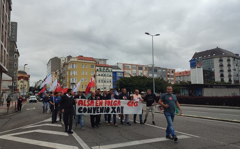 Imagen de archivo de una movilización de la plantilla a su paso por la carretera de Castilla