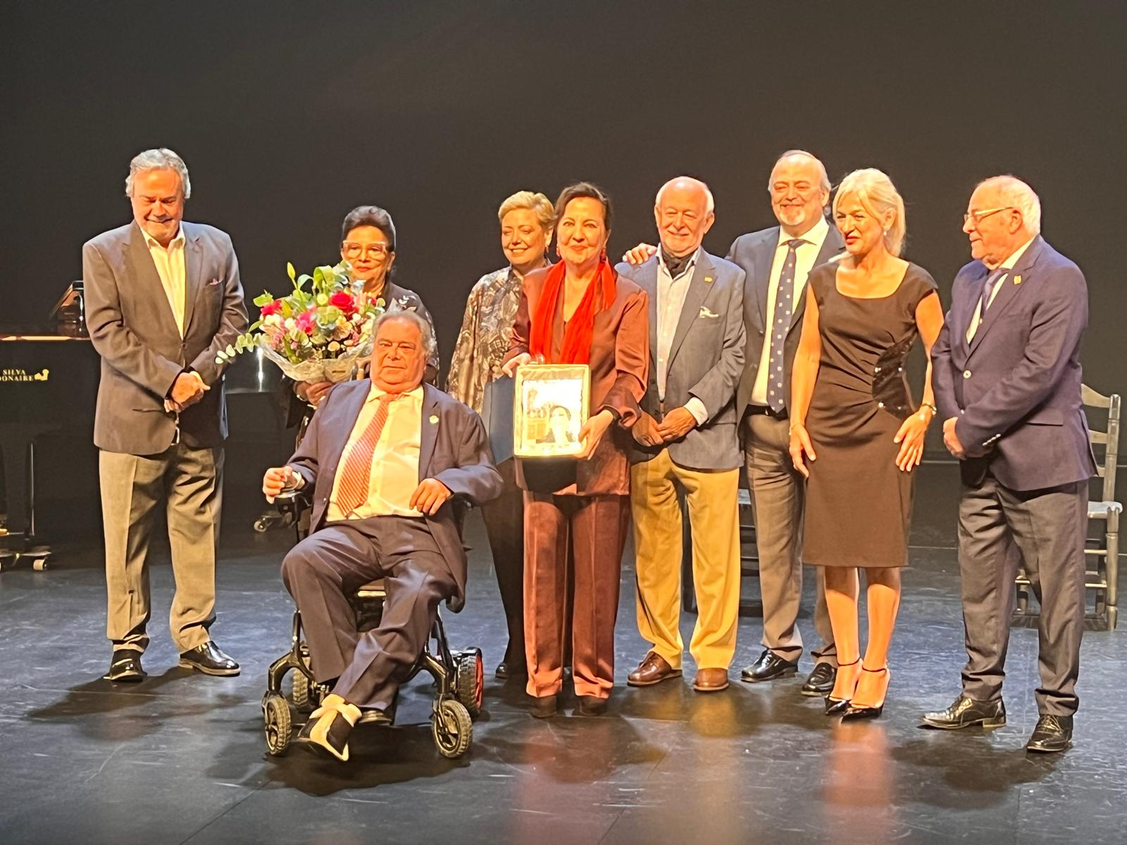 Momento del reconocimiento a Carmen Linares Y Francisco Viedma en Sevilla
