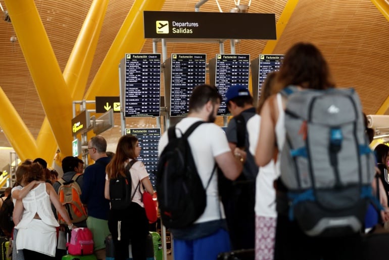 Numerosos turistas esperan en los mostradores de facturación de la T-4 en el aeropuerto madrileño Adolfo Suárez Madrid-Barajas, las compañías aéreas han programado en los aeropuertos de la red de AENA más de 6,34 millones de asientos para la operación sal