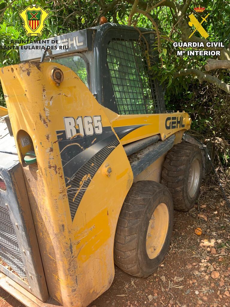 Imagen de la retroexcavadora recuperada