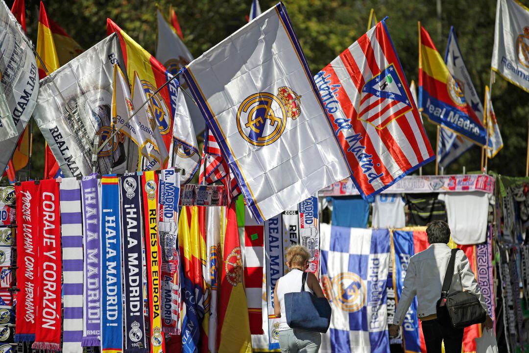 Banderas del Atlético y del Real Madrid antes de un derbi madrileño.