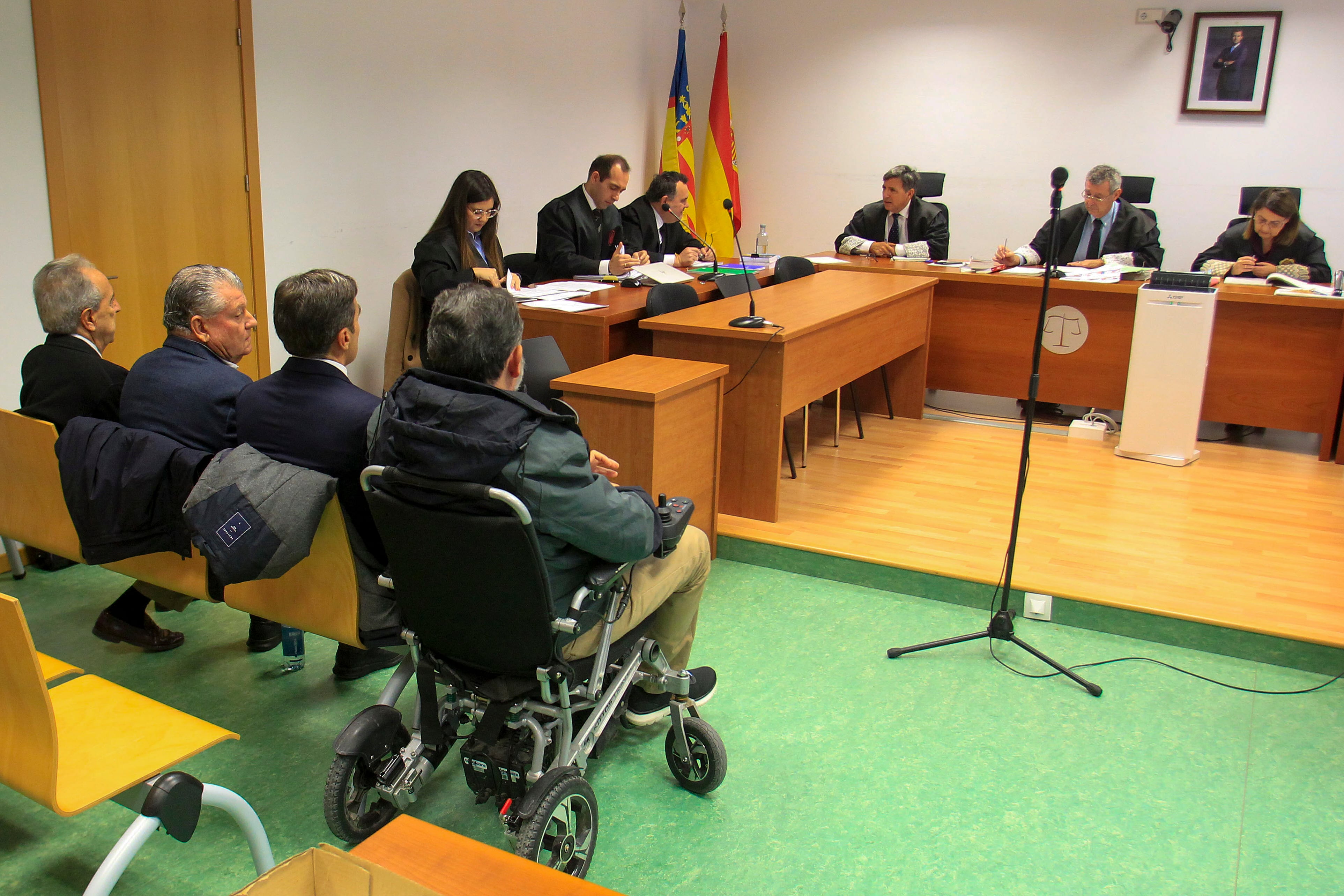 GRAFCVA4671. ALICANTE, 14/01/2025.- Los acusados por el llamado &quot;caso Abde&quot; sentados en el banquillo durante la celebración este martes en la Audiencia Provincial de Alicante de la primera jornada del juicio contra parte de la cúpula directiva del Hércules CF por un supuesto delito de alzamiento de bienes por el cobro irregular del club de los derechos federativos del jugador Abdessamad Ezzalzouli Ez Abde tras su traspaso por dos millones de euros al FC Barcelona en el verano de 2021. EFE/Morell
