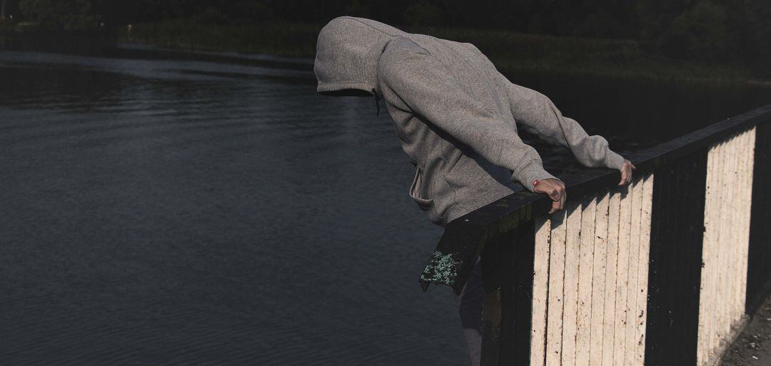 Imagen de archivo de una persona intantando quitarse la vida 