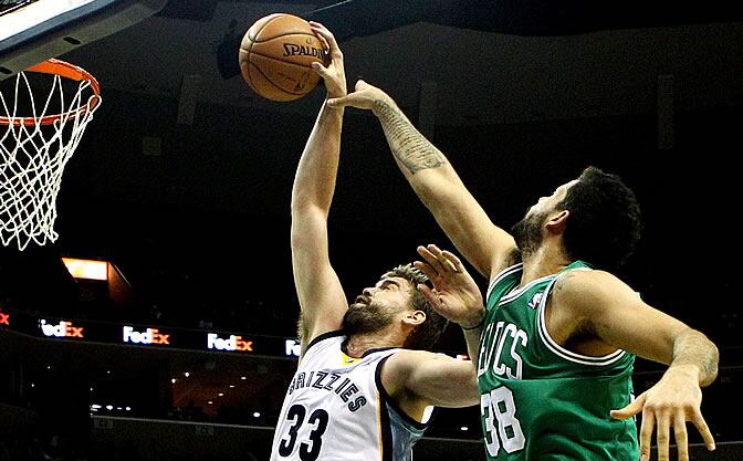 Marc Gasol disputa el balón con Vitor Faverani