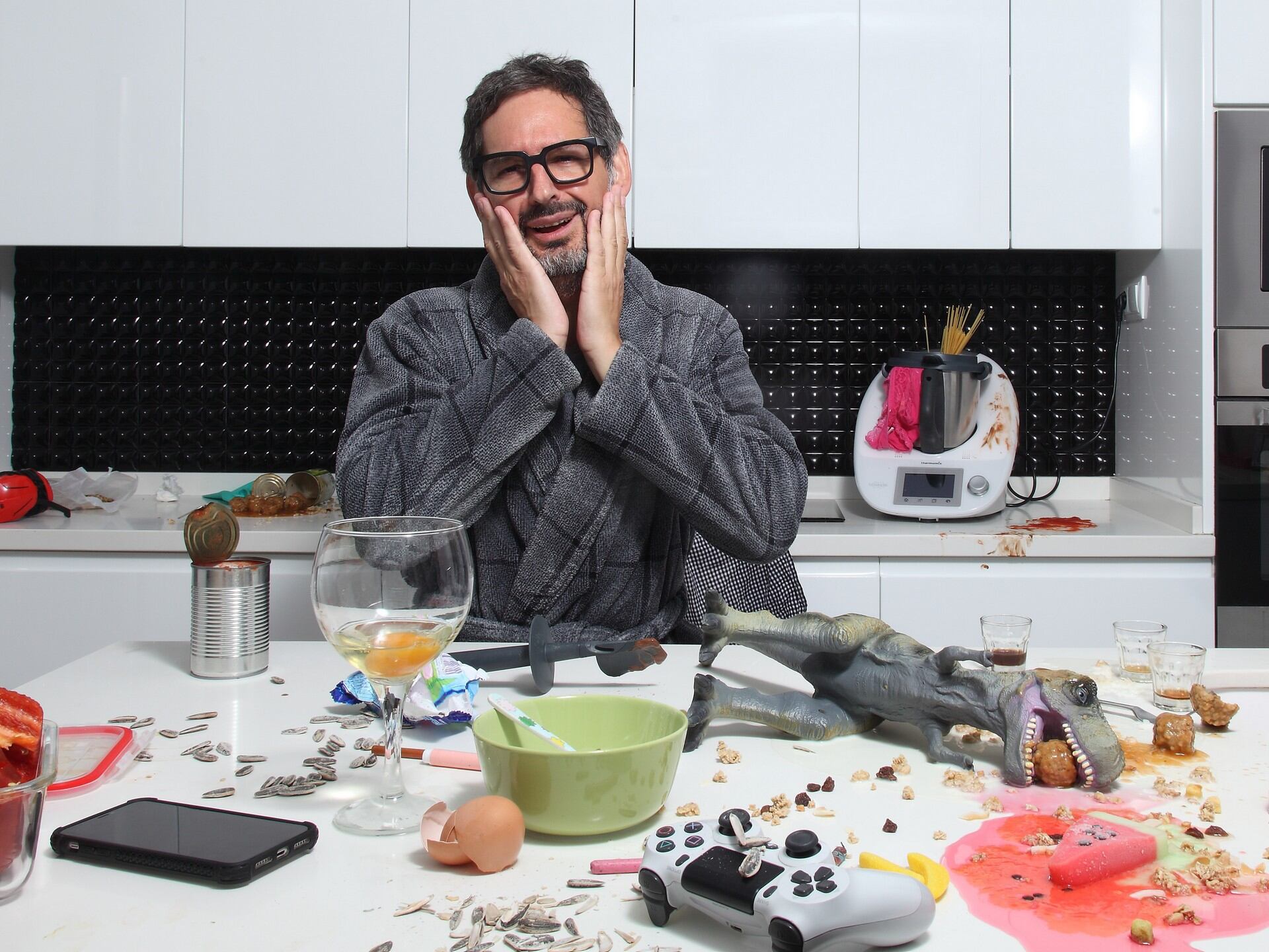 Eugeni Alemany protagonitza 'A ningú que li passe', la comèdia teatral que arriba el divendres 19 de maig al Teatre Calderón d'Alcoi.