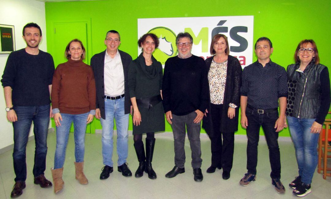 Un Eduard Riudavets acompanyat dels càrrecs de Més per Menorca va explicar les seves prioritats si es escollit senador.