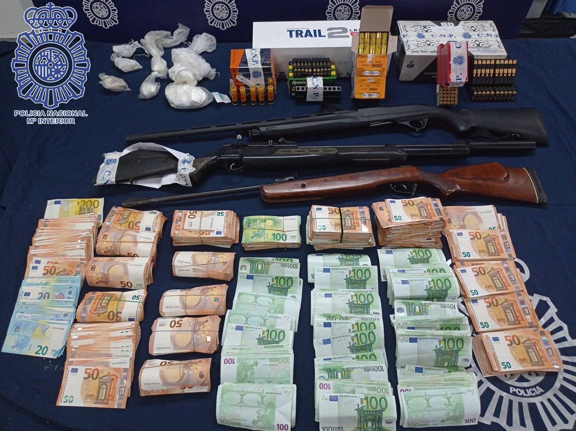 Dinero y material incautado en la operación policial contra el blanqueo de capitales en Morón de la Frontera/Policía Nacional