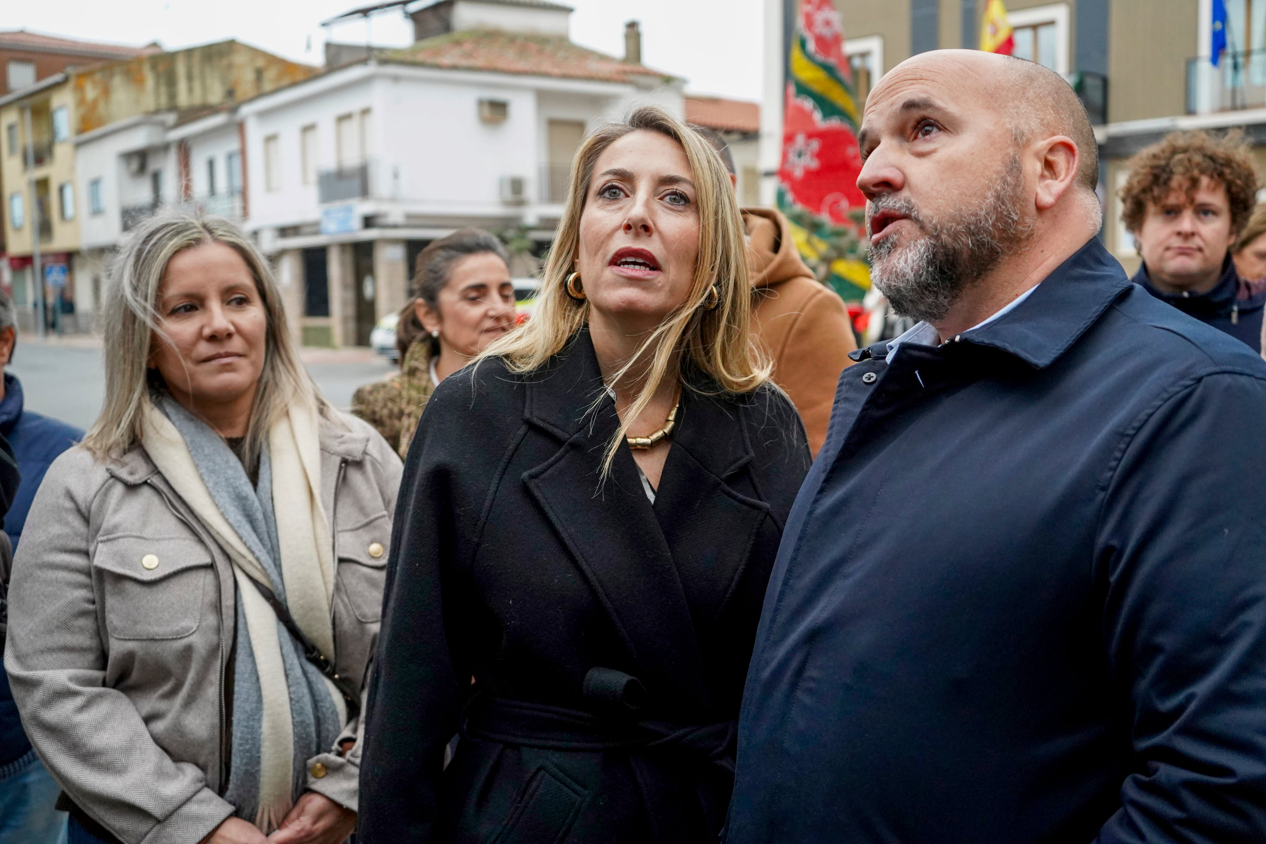 La presidenta de la Junta de Extremadura y candidata a la reelección por el Partido Popular, María Guardiola, en Talayuela (Cáceres).