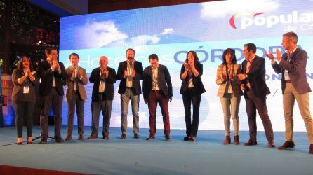 Teodoro García Egea y Dolores López con cargos del PP cordobés en la convención provincial