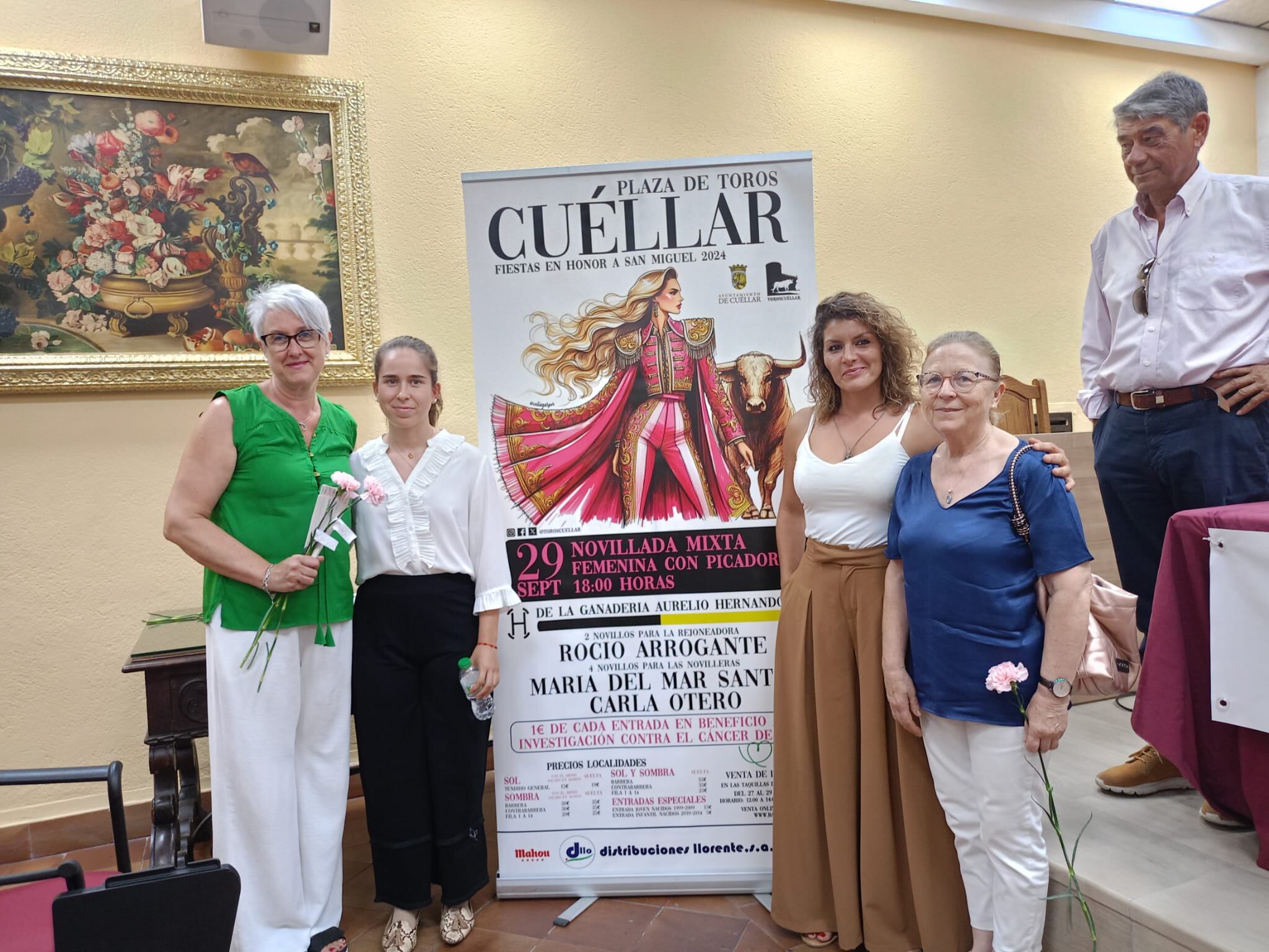 Carla y María del Mar, junto a las representantes de la AECC de Cuéllar y el ganadero Aurelio Hernando en la presentación del cartel mixto de Cuéllar