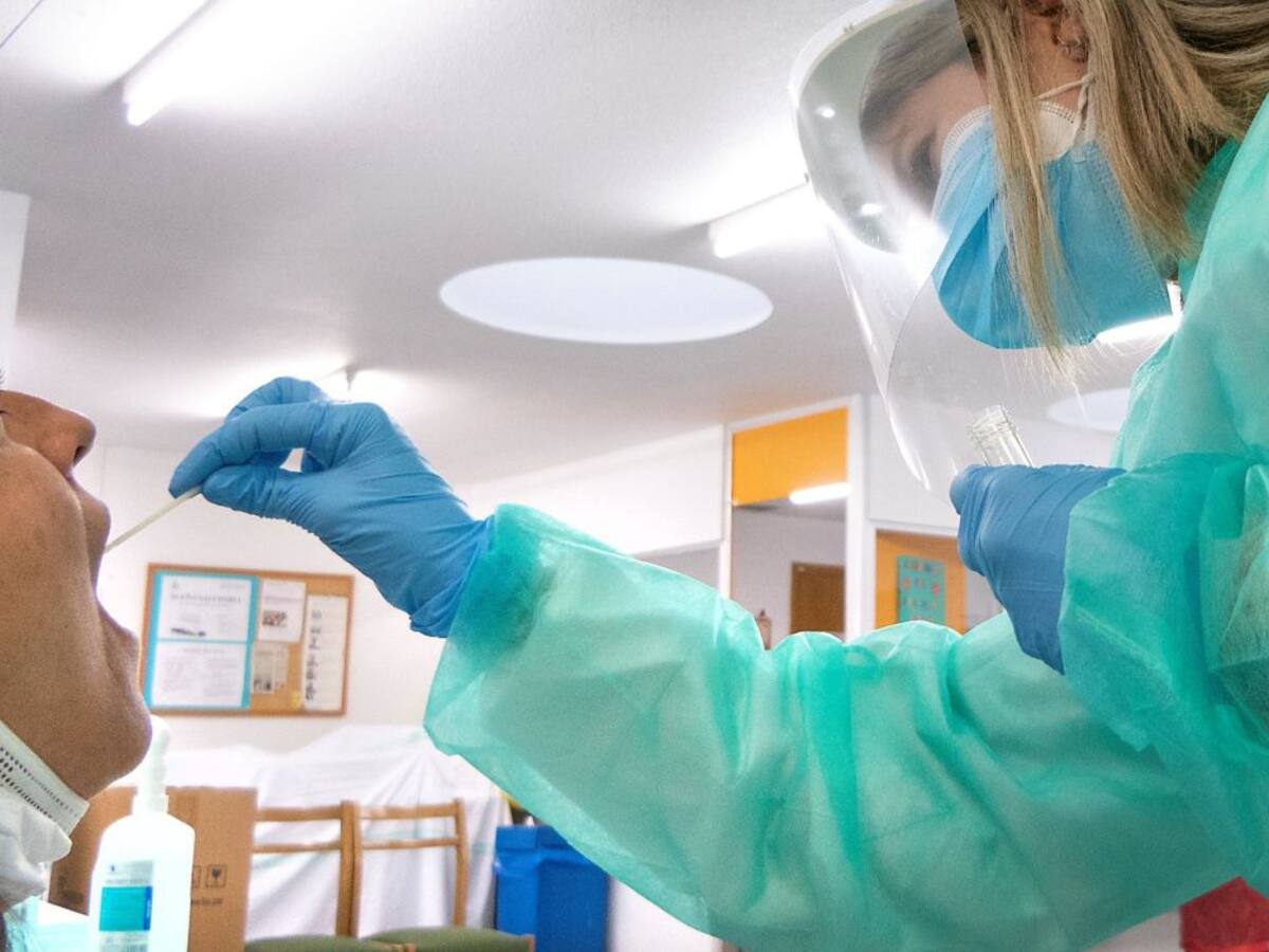 El coronavirus deja 36 fallecidos en la última semana mientras siguen disparándose las incidencias en Euskadi