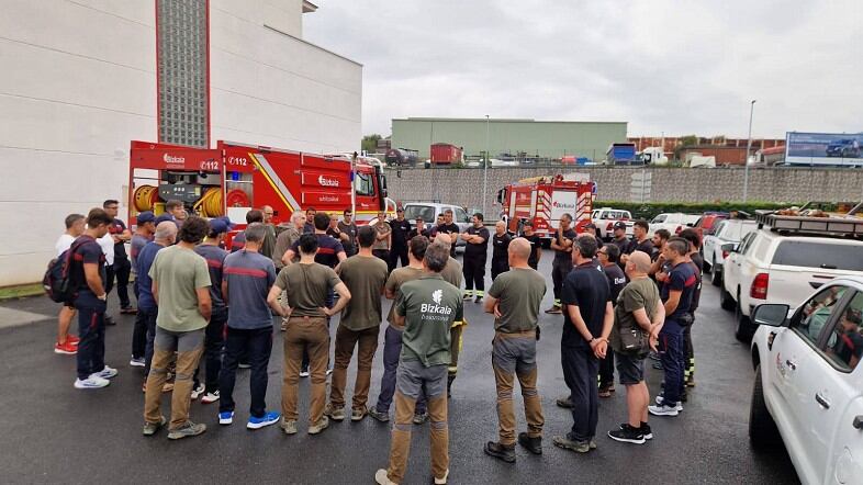 El convoy de bomberos y bomberas y profesionales forestales se prepara para salir a Castilla y León desde el parque de Urioste.