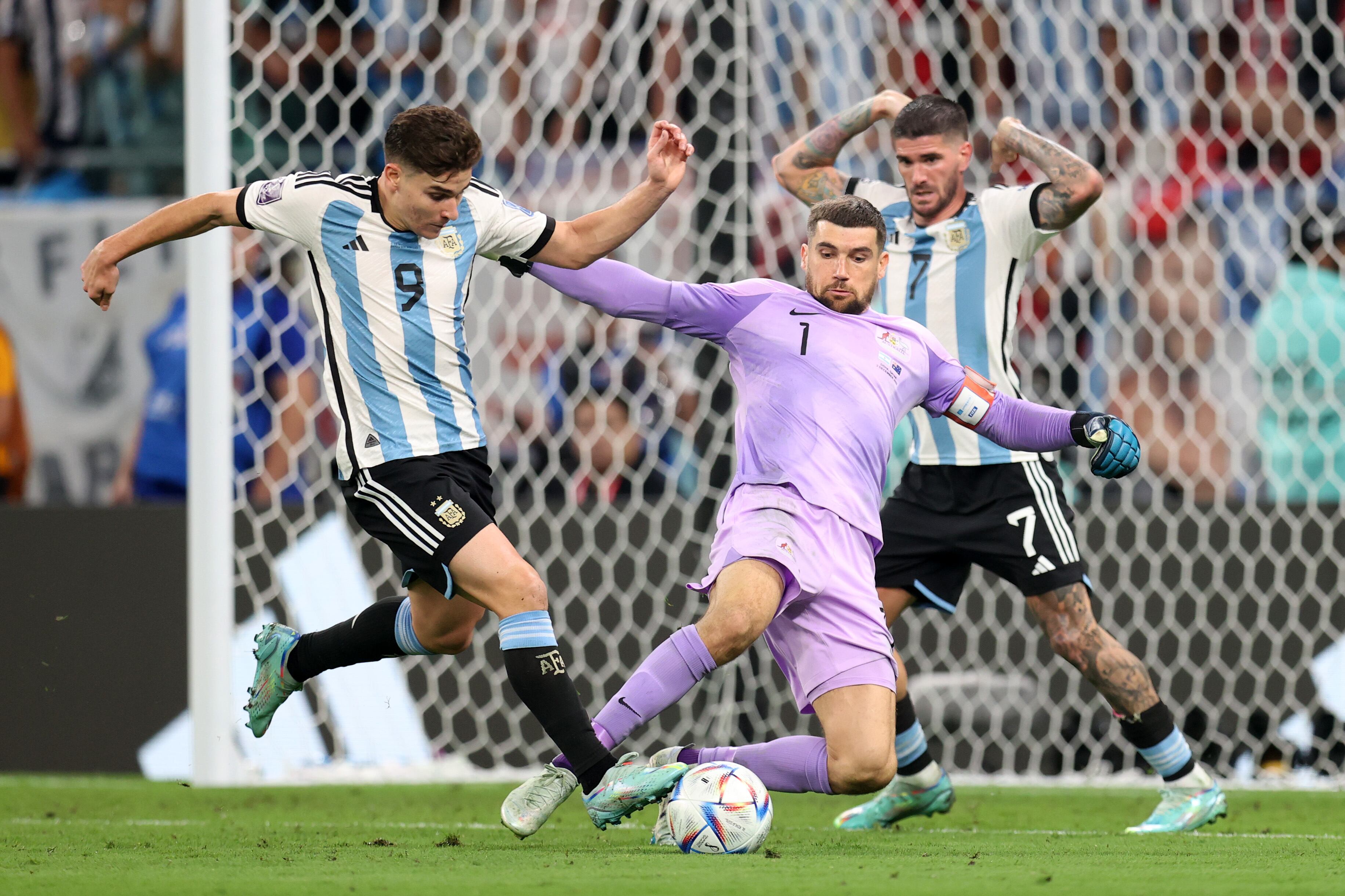 Julián Álvarez y Mathew Ryan, en el segundo gol de Argentina