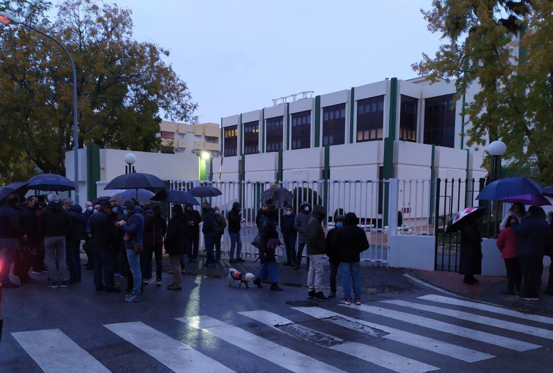 Los trabajadores del CPD han acudido a la puerta de su puesto de trabajo este jueves para mostrar su rechazo a la intención del banco