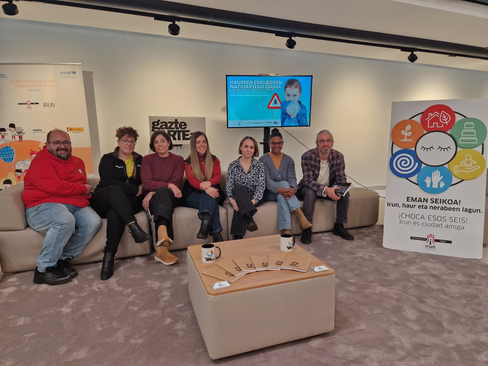 La delegada de Educación y Juventud, Sandra Caballero junto con Aitor Espie y representantes del Espacio de Emhan, Ekoetxea Txingudi, Santiagoko Deabruak y Txikis del Bidasoa.