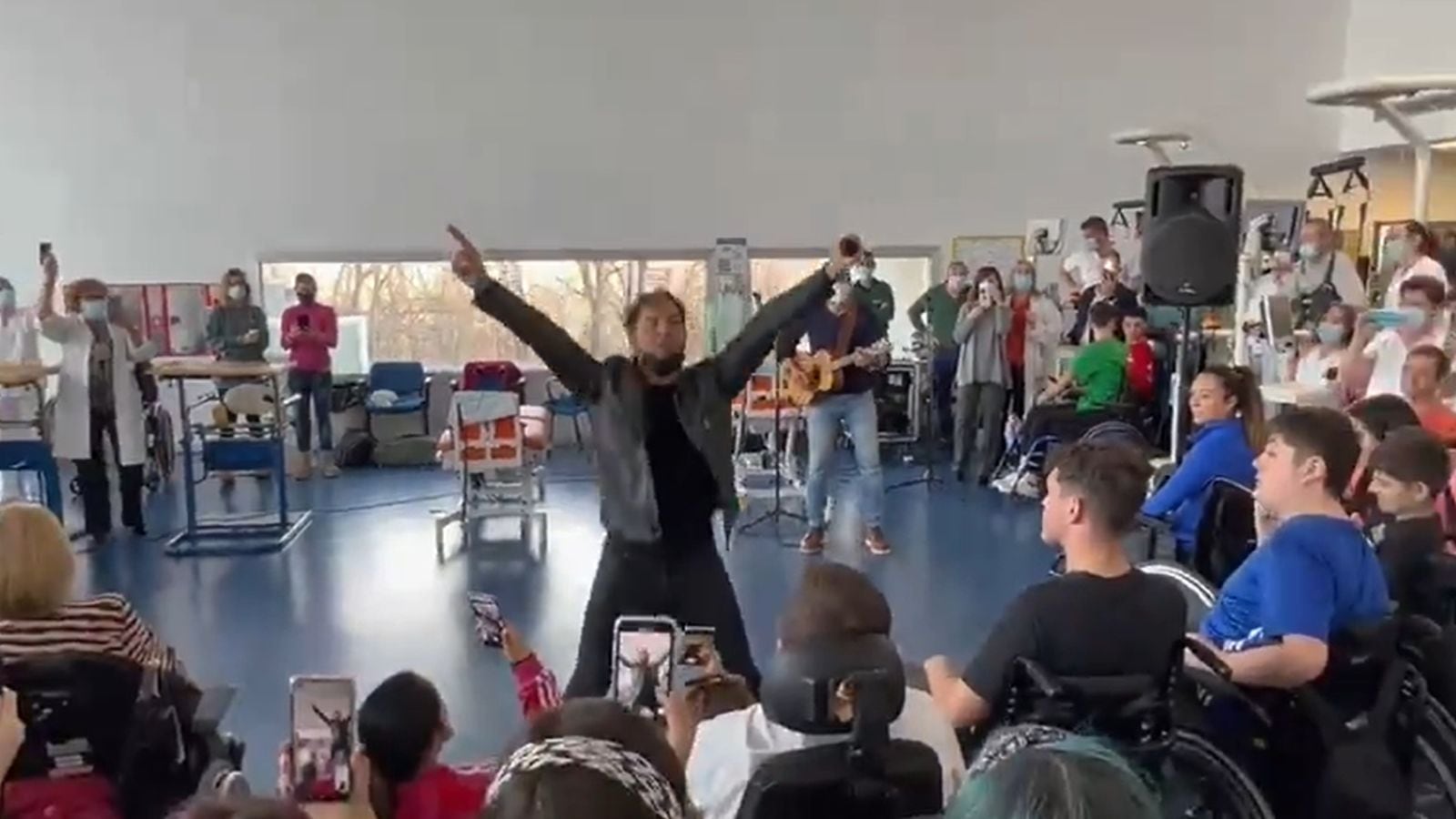 Imagen del momento en el que David Bisbal ha actuado en el Hospital de Parapléjicos de Toledo