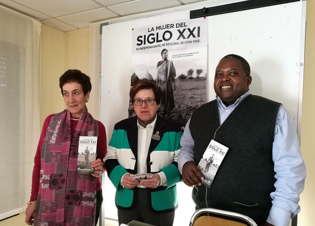 Mari Luz Rincón y Rosa Contreras tesorera y delegada de Manos Unidas en Segovia junto al misionero Marcel Gham